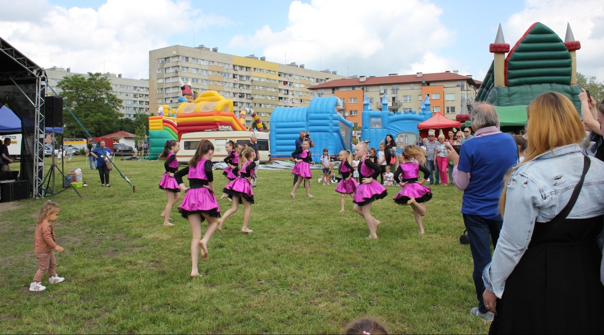 Występy taneczne dzieci na festynie ciesz się zdrowiem