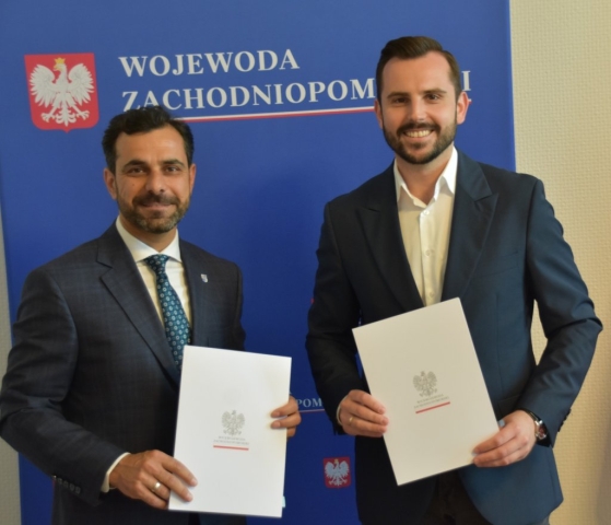 Starosta Policki i Wojewoda Zachodniopomorski pozują do zdjęcia z podpisaną umową.