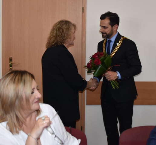 Nowo wybrana Pani Skarbnik otrzymuje kwiaty od Starosty Polickiego podczas trwania sesji