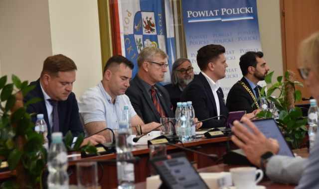 Zarząd Powiatu Polickiego wraz z Radnymi słuchają wygłaszanej prezentacji na Sesji Rady Powiatu w Policach.