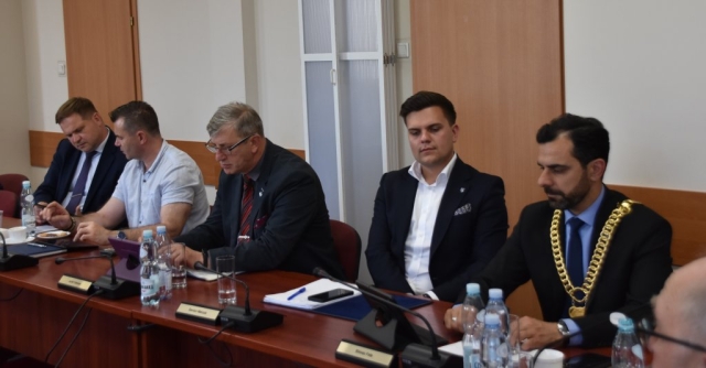 Zarząd Powiatu Polickiego pracuje na sesji Rady Powiatu w Policach