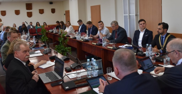 Radni, Zarząd Powiatu w Policach oraz goście znajdujący się na II sesji Rady Powiatu w Policach.