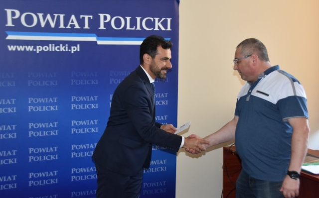 Starosta Policki ściska dłoń mężczyźnie nagrodzonemu w Akcji Promocyjnej w ramach gratualacji.