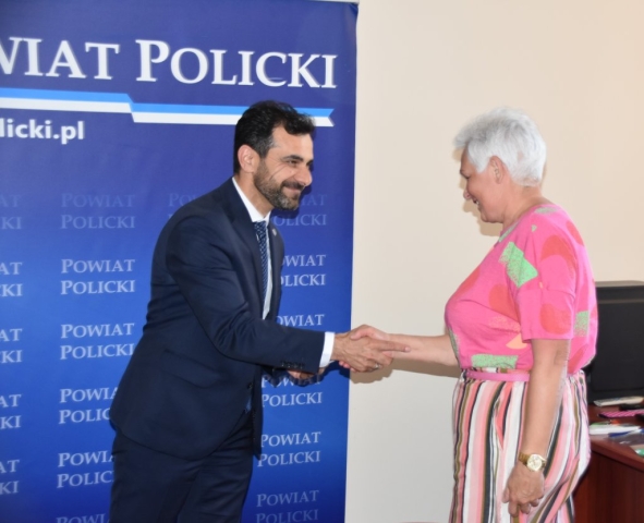 Starosta Policki ściska dłoń kobiecie nagrodzonej w Akcji Promocyjnej w ramach gratualacji