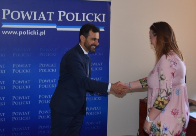 Starosta Policki ściska dłoń kobiecie nagrodzonej w Akcji Promocyjnej w ramach gratualacji