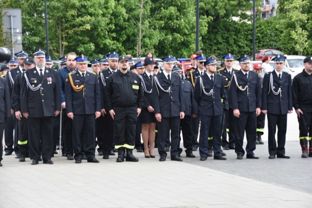 Grupa strażaków podczas Powiatowych Obchodów Dnia Strażaka w Przecławiu