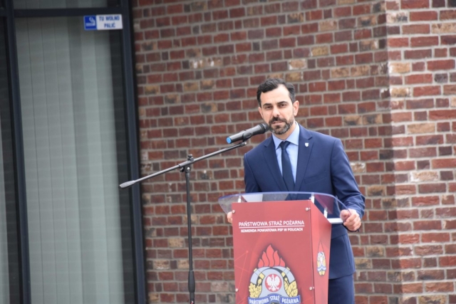 Przemówienie Starosty Polickiego za mównicą podczas Powiatowych Obchodów Dnia Strażaka w Przecławiu.