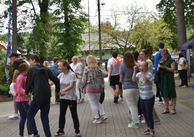 Uczestnicy wydarzenia przechadzający się po terenie SOSW w Tanowie.