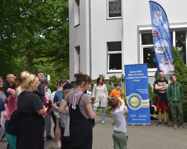Wychowankowie wraz z opiekunami przed siedzibą SOSW w Tanowie.