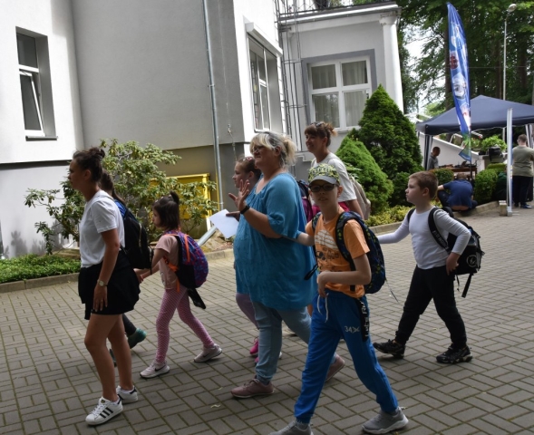 Najmłodsi wychwankowie SOSW w Tanowie wraz z opiekunami.