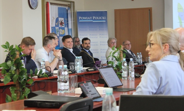 Radni Powiatu Polickiego siedzą podczas trwania sesji Powiatu Polickiego