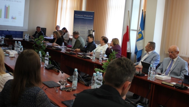 Radni Powiatu w Policach uczestniczą w sesji Rady Powiatu w Policach