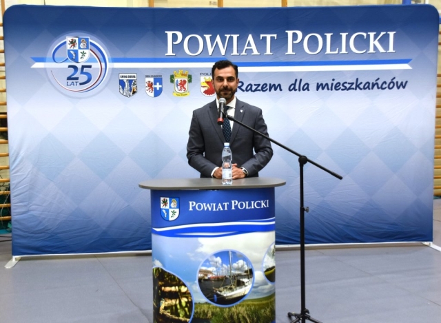 Starosta Policki przemawia na Powiatowej Gali Laureatów 2024