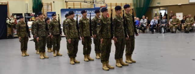 Musztra klas mundurowych podczas Powiatowej Gali Laureatów