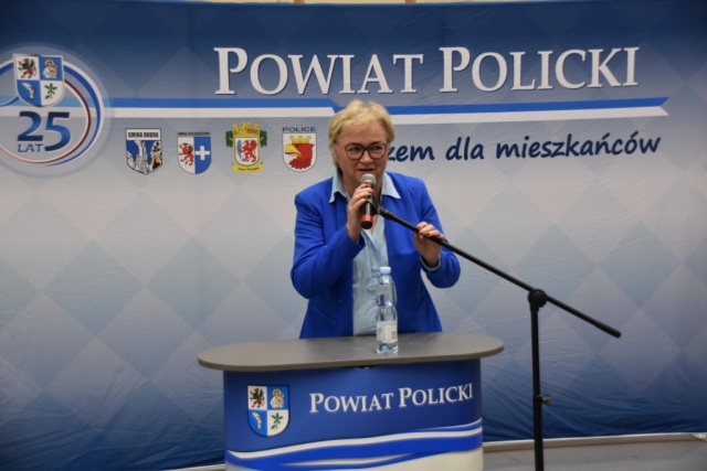 Wiceprzewodnicząca Rady Powiatu w Policach Danuta Chylewska-Kęsy przemawia do nagrodzonych uczniów