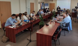 Radni Powiatu Polickiego siedzący na sali sesyjnej podczas obrad.