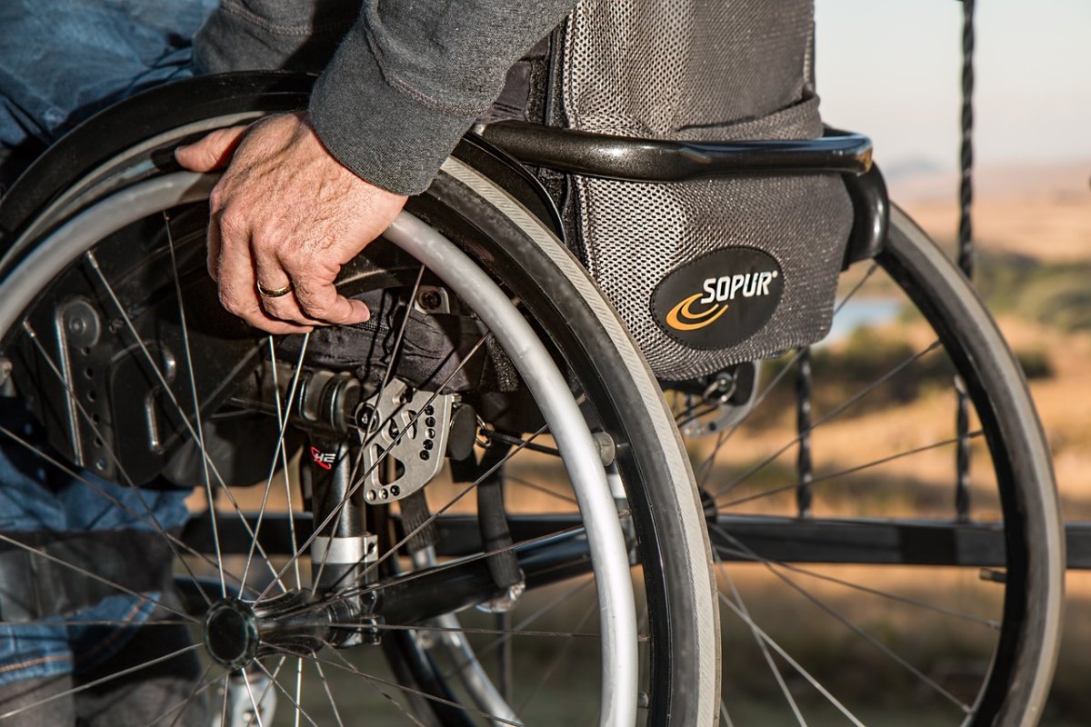 wózek inwalidzki, na którym siedzi