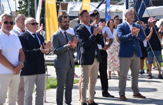 Zaproszeni goście z Powiatu Polickiego wraz z Marszałkiem Województwa Zachodniopomorskiego podczas rozpoczęcia wydarzenia.