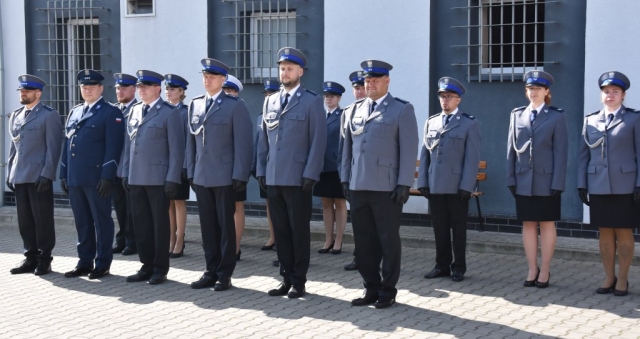 Policjanci przed wręczeniem odznaczeń i awansów.