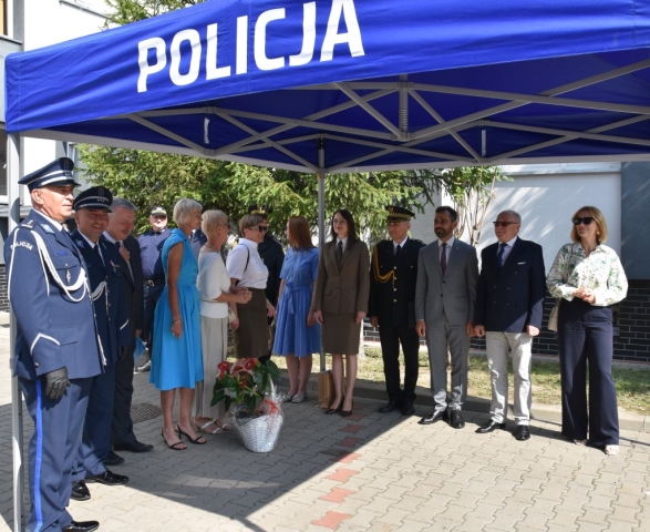 Przedstawiciele władz samorządowych na dziedzińcu Komendy Powiatowej w Policach.