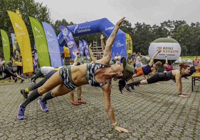 Ćwiczenia rozciągające uczestników wydarzenia