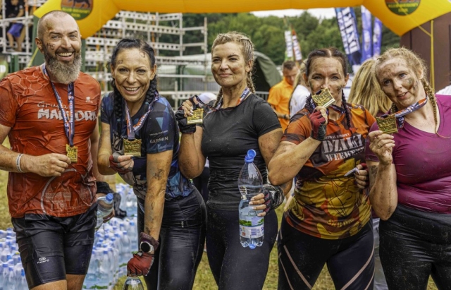 Uśmiechnięci uczestnicy pozują ze zdobytymi medalami