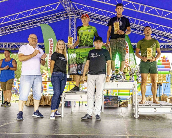 Wręczenie nagród na scenie przez Przewodniczącego Rady Powiatu w Policach.