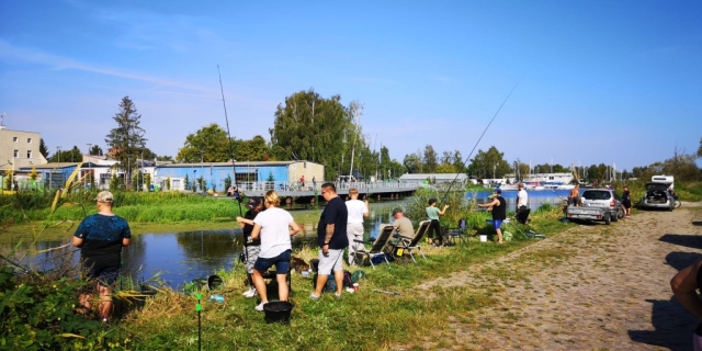 Uczestnicy spartakiady łowią ryby