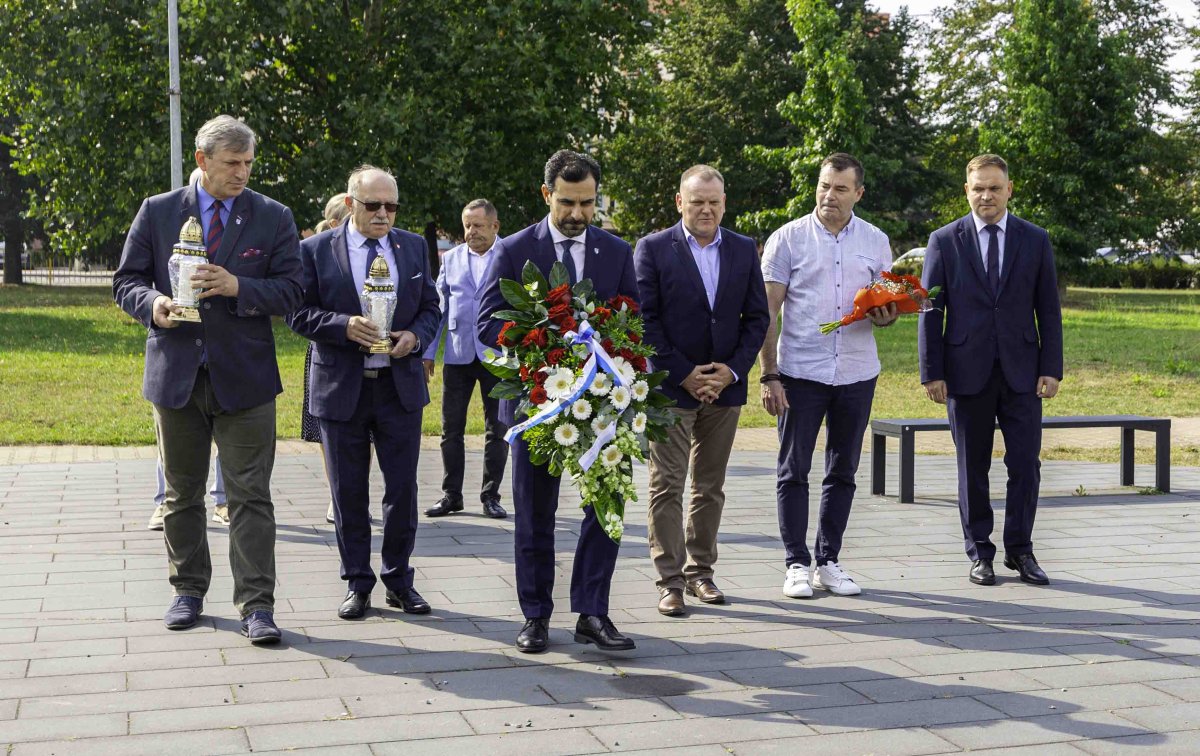 Delegacja Powiatu Polickiego w trakcie skłądania kwiatów pod pomnikiem "Ludziom Solidarności"