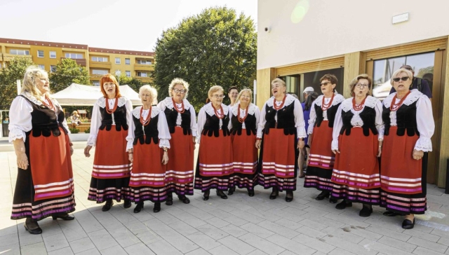 Członkinie chóru rozgrzewają się przed występem.