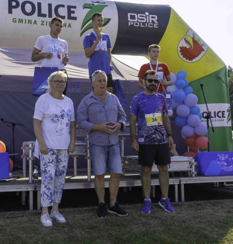 Wręczenie nagród na podium przez zaproszonych gości