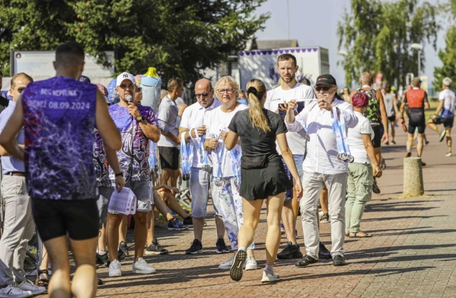 Wręczenie medali uczestnikom po ukończeniu biegu