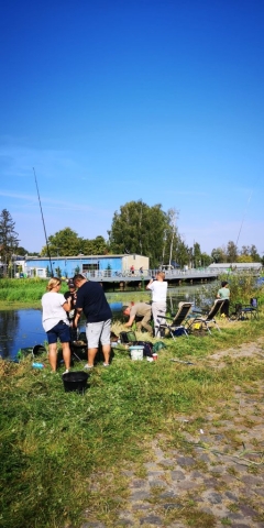 Uczestnicy spartakiady łowią ryby