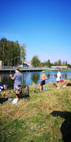 Uczestnicy spartakiady łowią ryby