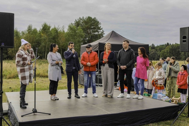 Starosta Policki stoi na scenie i wygłasza przemówienie