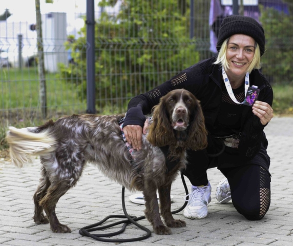 Uśmiechnięta kobieta pozuje z psem