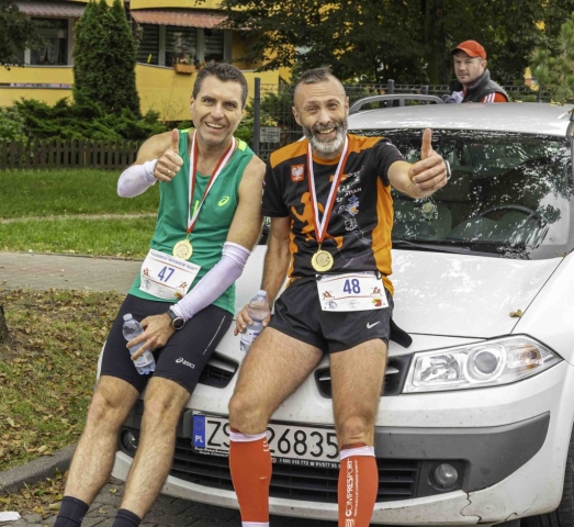 Uczestnicy wydarzenia pozują ze zdobytymi medalami