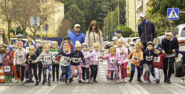 Grupowe zdjęcie najmłodszych uczestników ćwierćmaratonu, którzy stoją radośnie na mecie