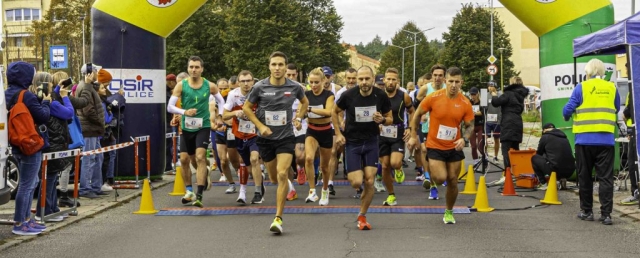 Uczestnicy wydarzenia wyruszają do biegu