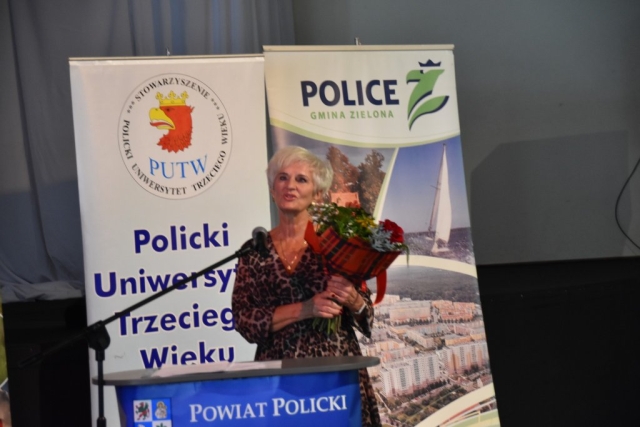 Przemowa kobiety z bukietem kwiatów w ręku