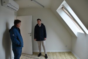 Wicestarosta z wizytą w remontowanym pomieszczeniu