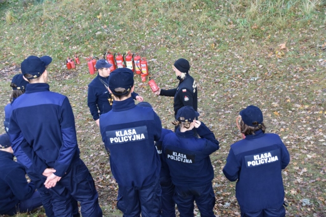 Uczniowie na zajęciach sluchają o poprawnym użyciu gaśnicy