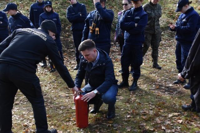 Wicestarosta z gaśnicą wśród uczniów klas pożarniczych