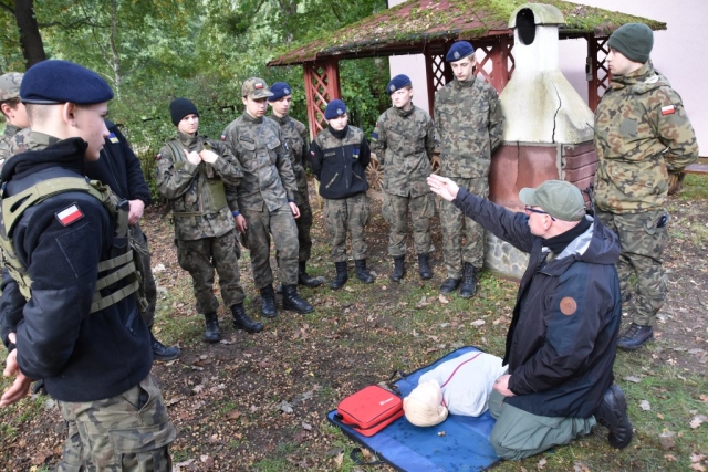 Uczniowie klas mundurowych na obozie uczą się poprawnego udzielania pierwszej pomocy