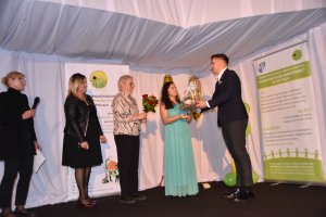 Wicestarosta wręcza upominek