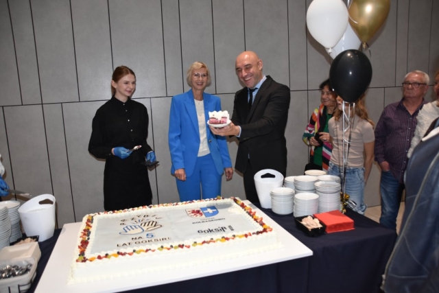 Krojenie torta jubileuszowego podczas wydarzenia