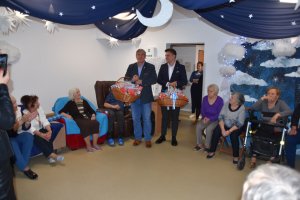 Przedstawiciele Powiatu Polickiego w domu seniora