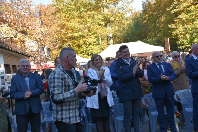 Goście klaszczą podczas wydarzenia