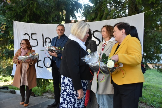 Wręczenie upominków dla Polskiego Stowarzyszenia na Rzecz Osób z Niepełnosprawnością Intelektualną od gości na scenie