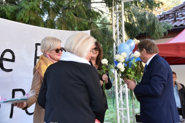 Wręczanie róż dla gości od Polskiego Stowarzyszenia na Rzecz Osób z Niepełnosprawnością Intelektualną